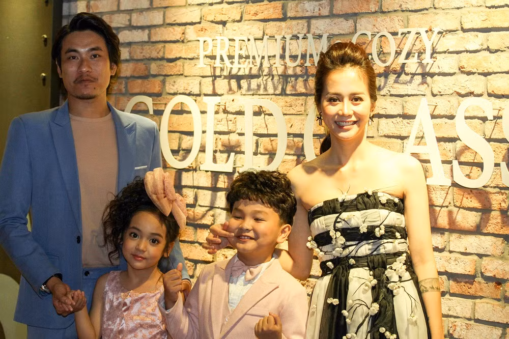 Trước khi bước tới thảm đỏ của buổi lễ ra mắt phim, An Nguy và Kiều Minh Tuấn đã chụp chung những bức hình với 2 diễn viên nhí thủ vai hai người con trong phim.