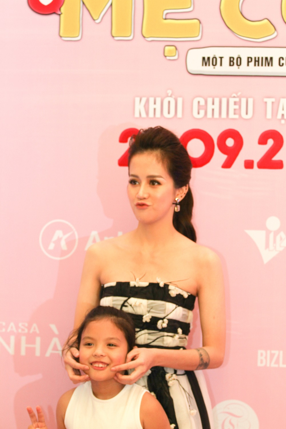 Không như nhiều người dự đoán, An Nguy sẽ tay trong tay với Kiều Minh Tuấn để ra mắt bộ phim đóng chung mà cô nàng vlogger đời đầu này lặng lẽ tới 1 mình và gây bất ngờ cho nhiều người.