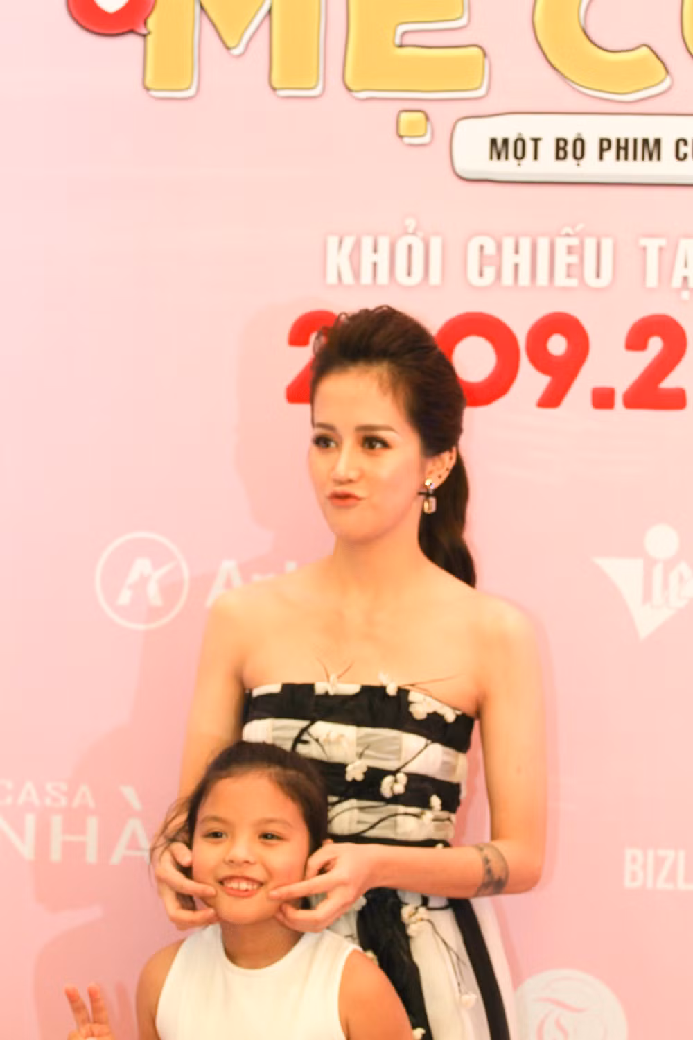 Không như nhiều người dự đoán, An Nguy sẽ tay trong tay với Kiều Minh Tuấn để ra mắt bộ phim đóng chung mà cô nàng vlogger đời đầu này lặng lẽ tới 1 mình và gây bất ngờ cho nhiều người.