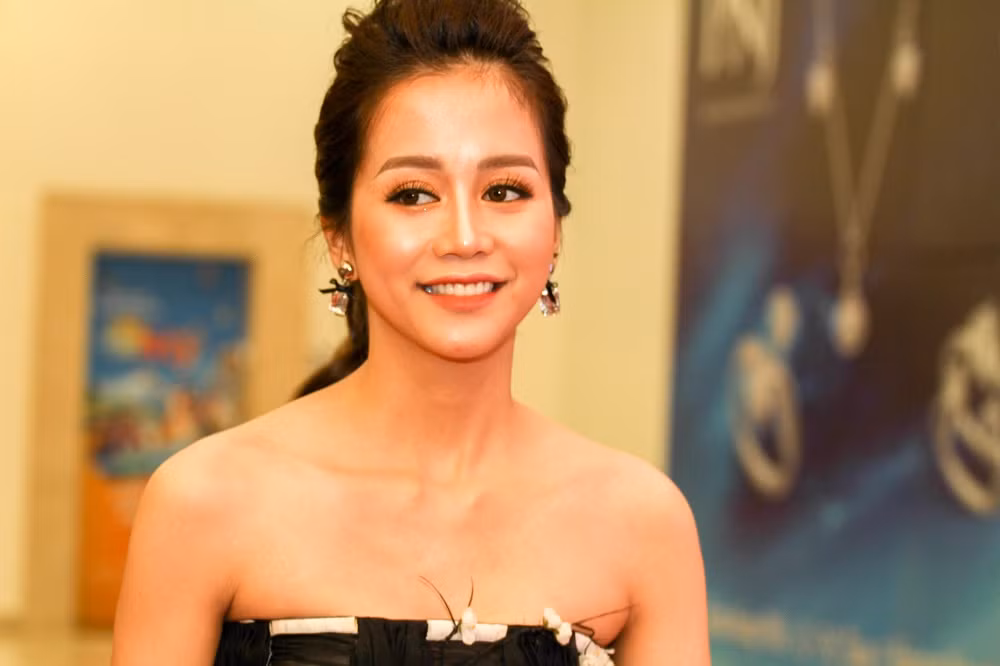 Lần đầu xuất hiện trước công chúng sau vụ lùm xùm tình cảm với diễn viên Kiều Minh Tuấn, An Nguy diện bộ đồ khoe vai trần nuột nà và không có chút tỏ ra căng thẳng sau những ngày dài sống trong chỉ trích của dư luận.