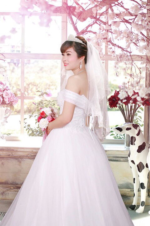 Chiến Thắng chia tay người vợ đầu vào năm 1994. Sau đó, anh kết hôn với người vợ thứ 2 là bạn học cùng thời cấp 3. Cách đây 2 tháng, Chiến Thắng chuẩn bị làm đám cưới với bạn gái kém 18 tuổi thì phát hiện bị lừa dối nên họ chia tay. Do vậy việc Chiến Thắng làm đám cưới với người mới kém 15 tuổi khiến không ít khán giả bất ngờ.