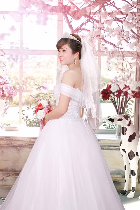 Chiến Thắng chia tay người vợ đầu vào năm 1994. Sau đó, anh kết hôn với người vợ thứ 2 là bạn học cùng thời cấp 3. Cách đây 2 tháng, Chiến Thắng chuẩn bị làm đám cưới với bạn gái kém 18 tuổi thì phát hiện bị lừa dối nên họ chia tay. Do vậy việc Chiến Thắng làm đám cưới với người mới kém 15 tuổi khiến không ít khán giả bất ngờ.