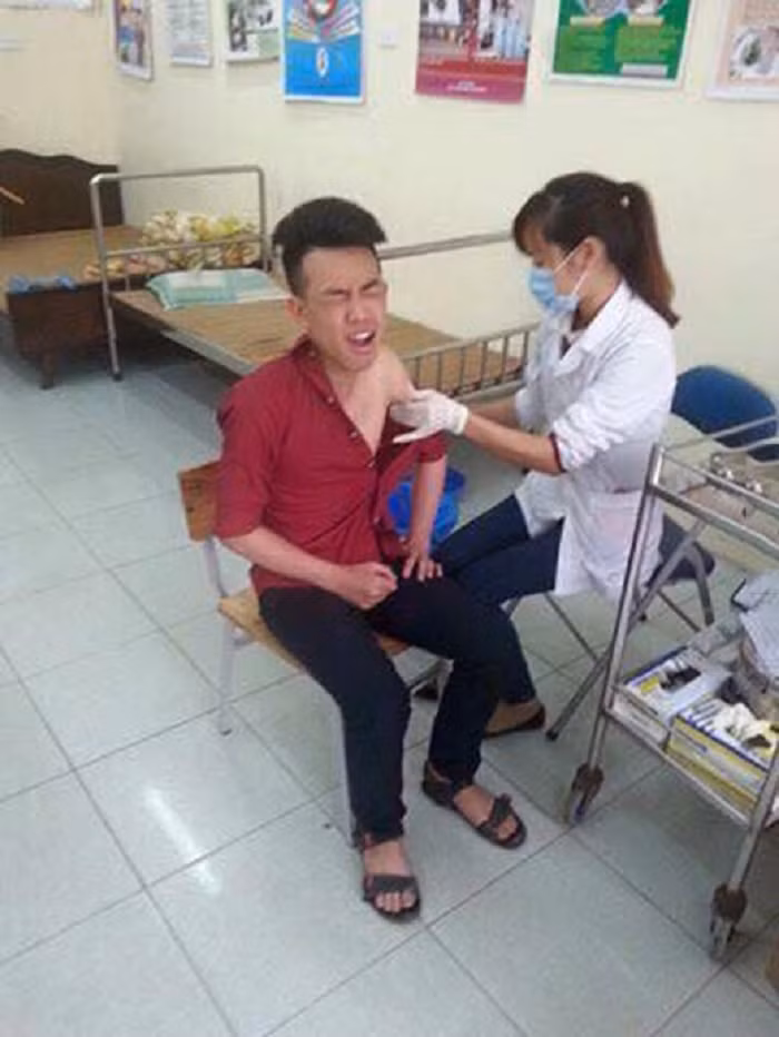 Dù chưa thấy kim tiêm, Đức Lương đã ôm lấy chăn bông che mặt và năn nỉ cô y tá lấy máu "từ từ thôi". Nghe đến câu này thôi rất nhiều dân mạng đã phải bật cười, đặc biệt khi khuôn mặt biểu cảm của cậu bạn Thanh Hóa được lên hình thì không ai có thể ngồi yên trên chiếc ghế của mình.