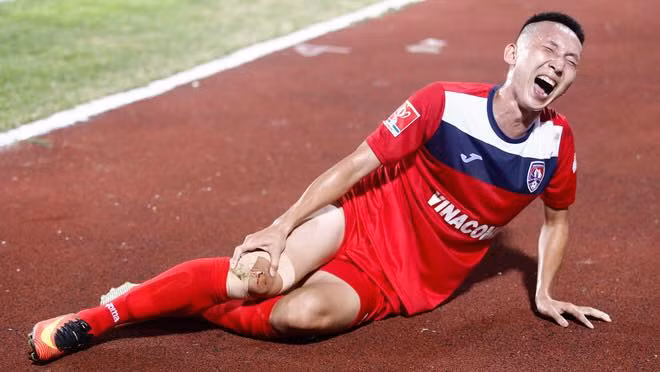 Tuy nhiên chấn thương đầu gối đã lấy đi của rất nhiều cơ hội thăng tiến của cầu thủ có khiếu hài hước này. Ảnh: FBNV.