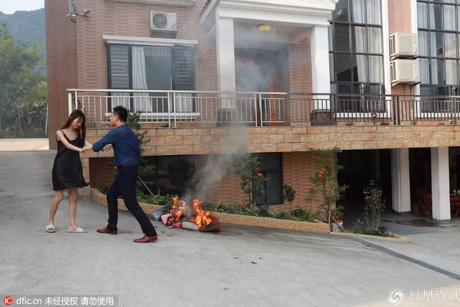 Theo Ifeng News, cô vợ này có tên Xiao Tong, là sinh viên ở thành phố Quảng Châu, tỉnh Quảng Đông. Sau khi kết hôn và về ở với nhà chồng, cô nàng này lại không hề hạnh phúc và thỏa mãn với cuộc sống mới, dù cô được sống trong nhung lụa, sở hữu nhiều chiếc túi hiệu của Prada, LV hay Hermes.