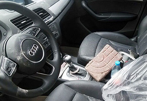 Những viên gạch to đùng là công cụ đắc lực để cô nàng thực hiện màn phá xe của người tình.