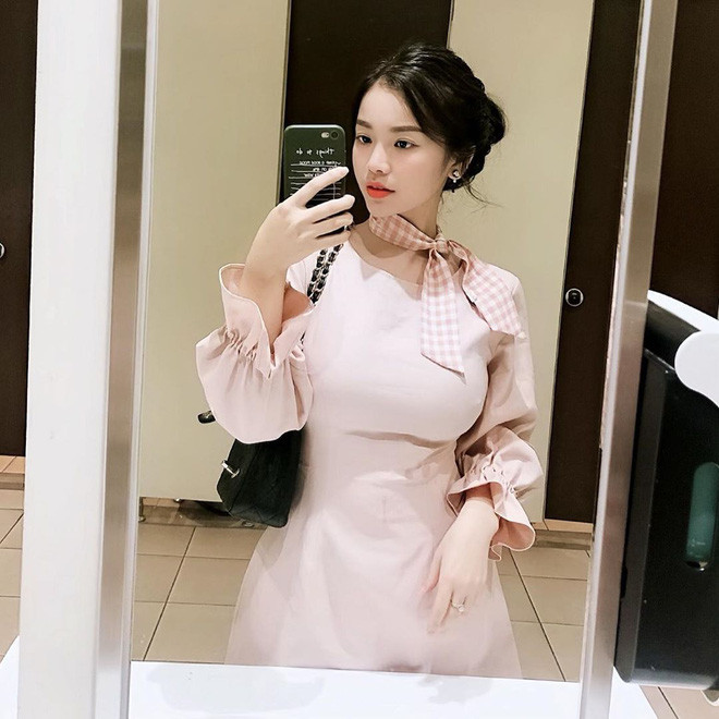 Tuy nhiên, số đo vòng một khủng đôi lúc cũng mang đến cho Hồng Nhung những rắc rối. Cô nàng chia sẻ: "Trước đi học, ngực mình to nhất khối. Lúc đấy mình ngại lắm, không dám mặc áo bó luôn. Sau lớn, thấy nhiều người ước được như mình rồi cũng thấy tự tin hơn. Thế nên giờ mình theo đuổi phong cách sexy, nhưng mà ngoài đời mình cũng bình thường lắm".