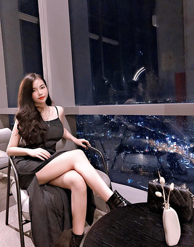 Hồng Nhung cho biết mẫu đàn ông lý tưởng của cô phải có nghề nghiệp, điềm đạm, kiếm ra tiền. Và bạn trai hiện tại của cô dường như sinh ra để dành riêng cho cô khi đáp ứng đầy đủ tiêu chí trên.