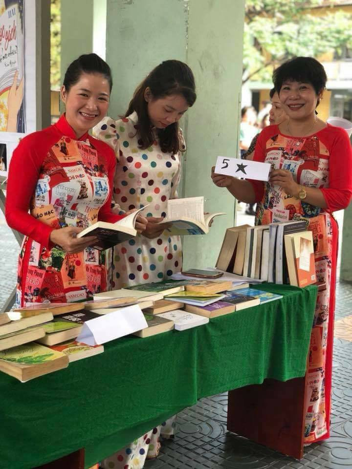 Theo tìm hiểu của dân mạng, hình ảnh cô giáo mặc áo dài lạ trên được ghi lại tại trường THPT Lê Thánh Tôn (TP HCM).