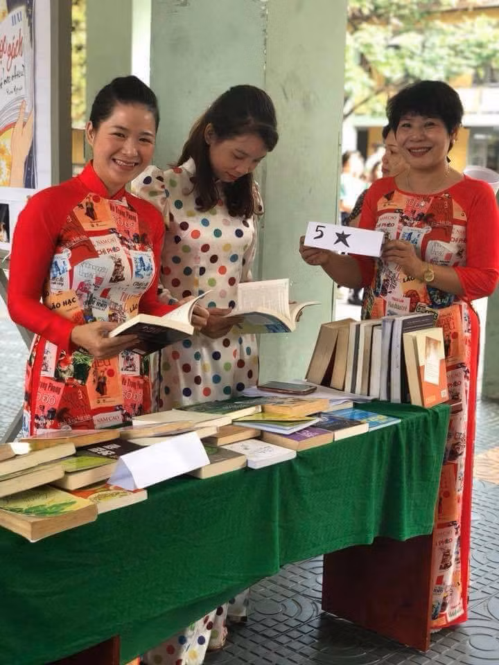 Theo tìm hiểu của dân mạng, hình ảnh cô giáo mặc áo dài lạ trên được ghi lại tại trường THPT Lê Thánh Tôn (TP HCM).