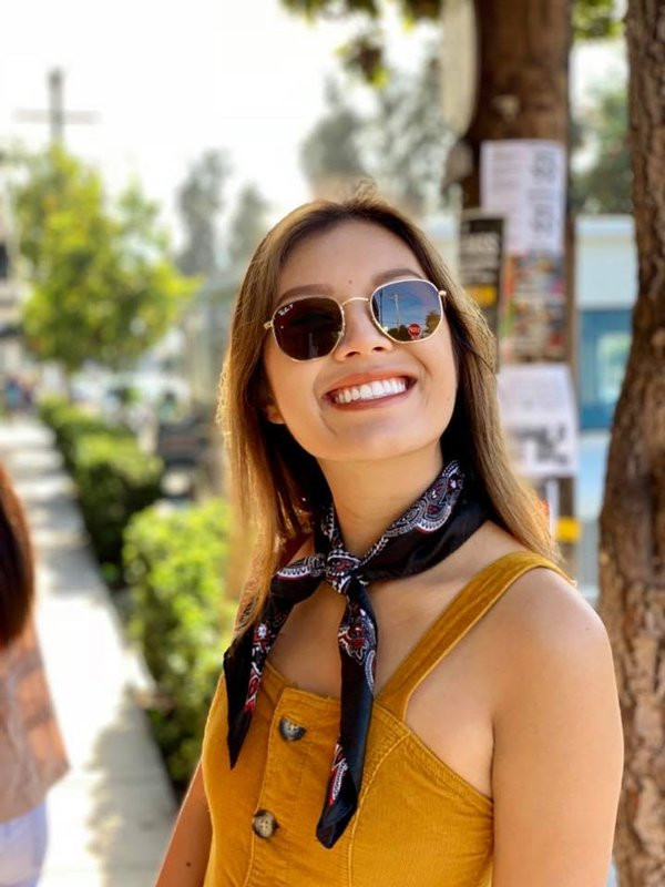 Nụ cười rạng ngời với khuôn miệng rộng mang lại cho Vicky vẻ ngoài thu hút hơn rất nhiều.