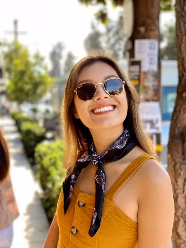 Nụ cười rạng ngời với khuôn miệng rộng mang lại cho Vicky vẻ ngoài thu hút hơn rất nhiều.