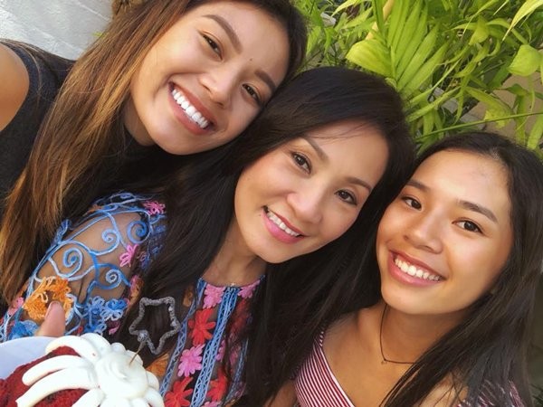 Cả hai cô con gái năm nay đều lớn phổng phao trông như chị em với người mẹ nổi tiếng khi đứng cạnh nhau.