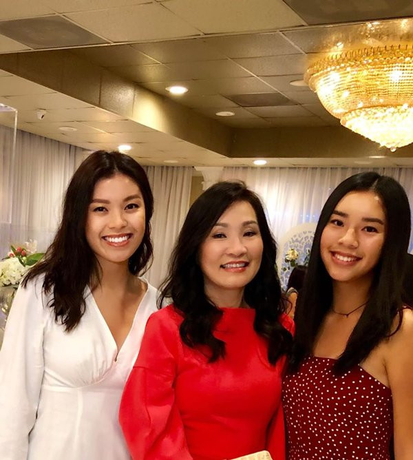 Tuy sống ở nước ngoài từ nhỏ nhưng Vicky và Tí Tẹo đều giữ nguyên mái tóc đen truyền thống của phụ nữ Việt.