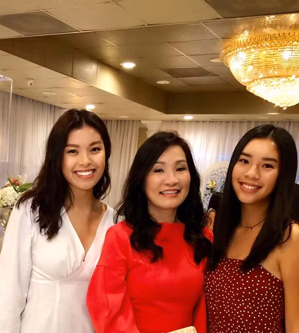 Tuy sống ở nước ngoài từ nhỏ nhưng Vicky và Tí Tẹo đều giữ nguyên mái tóc đen truyền thống của phụ nữ Việt.