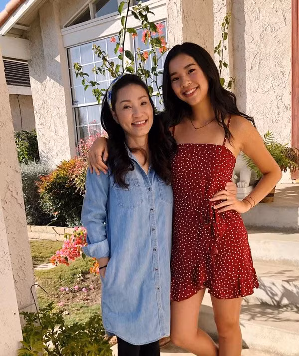 Cao hơn người mẹ nổi tiếng cả nửa cái đầu.