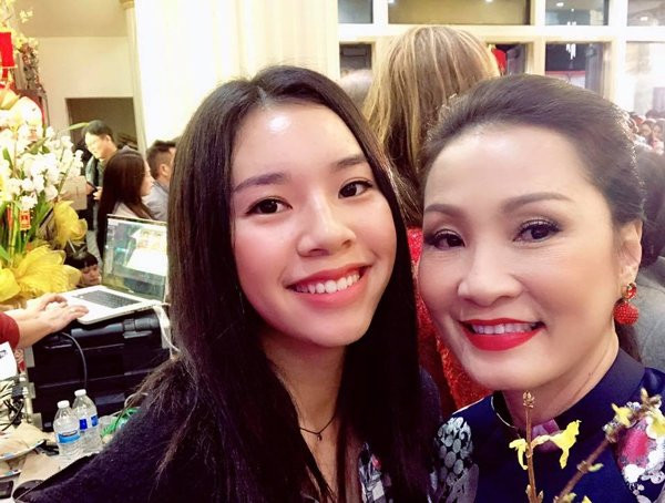 Tí Tẹo thường xuyên chụp hình cùng mẹ. Từng có một người bạn của Hồng Đào khuyên chị đưa con gái thi hoa hậu thì diễn viên nói rằng bản thân chưa có ý định đó.