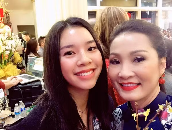 Tí Tẹo thường xuyên chụp hình cùng mẹ. Từng có một người bạn của Hồng Đào khuyên chị đưa con gái thi hoa hậu thì diễn viên nói rằng bản thân chưa có ý định đó.