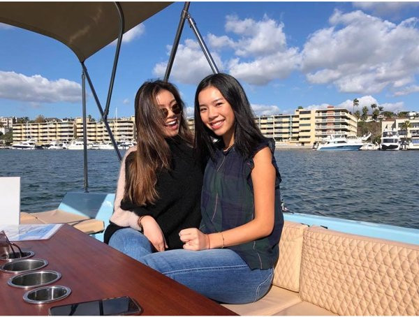 Hai chị em con gái của Hồng Đào có vẻ ngoài trẻ trung và hiện đại với phong cách thời trang cá tính.