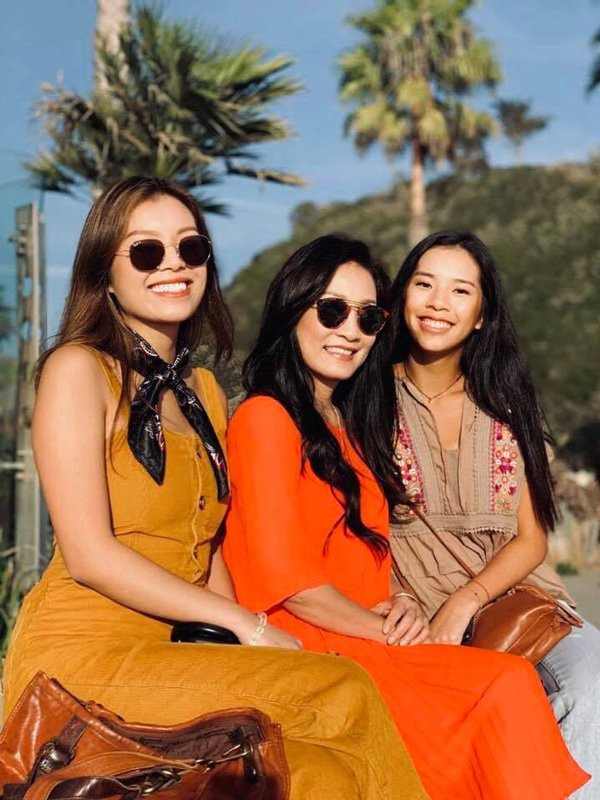 Trong khi cô chị sở hữu khuôn mặt có phần tròn trịa và làn da sáng hơn thì cô em có gương mặt thanh thoát thời trang hơn.