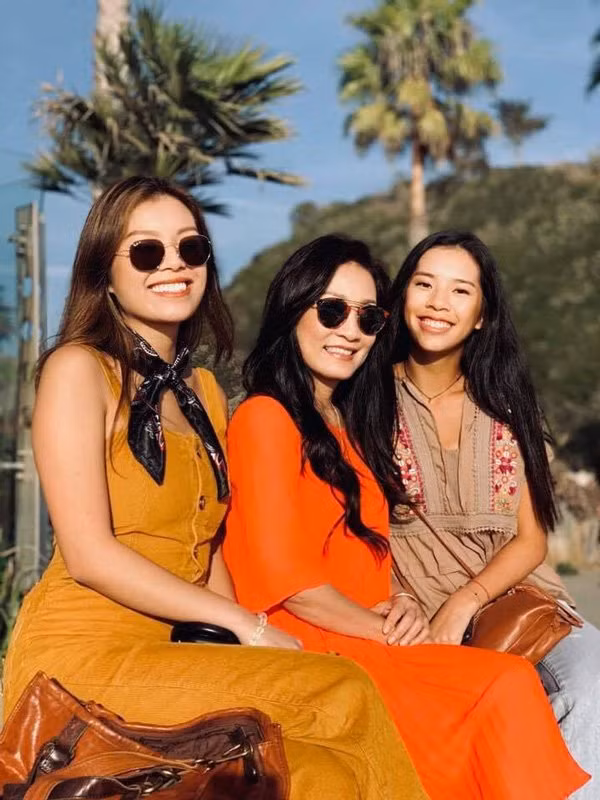 Trong khi cô chị sở hữu khuôn mặt có phần tròn trịa và làn da sáng hơn thì cô em có gương mặt thanh thoát thời trang hơn.