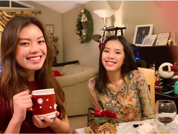 Ánh mắt biết nói cùng nụ cười rạng rỡ của con gái Hồng Đào khiến ai nấy ấn tượng ngay từ ánh nhìn đầu tiên.Con gái út của Hồng Đào tên ở nhà thường gọi là Tí Tẹo. Tí Tẹo tên thật là Sophia Minh Châu. Năm nay chỉ mới 17 tuổi nhưng cô bé đã con gần 1.7m. Khi đứng chung với mẹ thì đã cao hơn cả mẹ rồi. Tí Tẹo được nhiều đồng nghiệp của mẹ khen ngợi mang vẻ đẹp khỏe khoắn. Cũng giống như người chị của mình, Tí Tẹo cũng sở hữu làn da rám nắng và nụ cười tươi tắn.