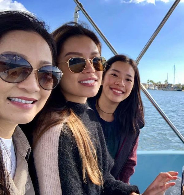 Cả 3 mẹ con chăm chỉ đi du lịch cùng nhau và so kè nhan sắc. Không nói thì không ai nghĩ họ là mẹ con.