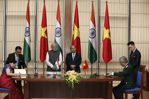 Thủ tướng Nguyễn Xuân Phúc và Thủ tướng Narendra Modi chứng kiến Lễ ký kết văn kiện.