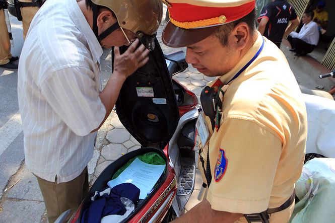 Trao đổi với cảnh sát, ông Vinh cho biết, ông đã nghỉ hưu và hôm nay bạn ở xa lên chơi nên có gặp gỡ dùng vài cốc bia. "Do mình không uống nhiều và cảm thấy còn tỉnh táo nên điều khiển xe máy về nhà thì cảnh sát kiểm tra. Tôi biết mình đã uống bia nhưng nhà gần nên chủ động lái xe về sau bữa cơm trưa cùng bạn. Tôi nhận thức được lỗi vi phạm và sẽ không tái phạm", ông Vinh nói với cảnh sát.