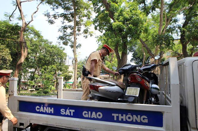 Phòng CSGT Hà Nội thông tin, trong đầu tháng 5, đơn vị đã tăng cường nhiều tổ công tác tuần tra xử lý vi phạm liên quan tới nồng độ cồn. Qua đó, phát hiện hàng chục lượt tài xế vi phạm. Tuy nhiên. quá trình tuần tra, nhiều tài xế vi phạm không hợp tác với lực lượng chức năng, gọi điện thoại cho người thân... Thậm chí, từng có trường hợp bỏ chạy, chống đối cảnh sát.