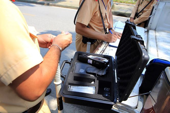 Theo ghi nhận của phóng viên, qua tuần tra kiểm soát, lực lượngCSGT phát hiện nhiều trường hợp vi phạm nồng độ cồn, sử dụng rượu bia nhưng vẫn điều khiển phương tiện tham gia giao thông.