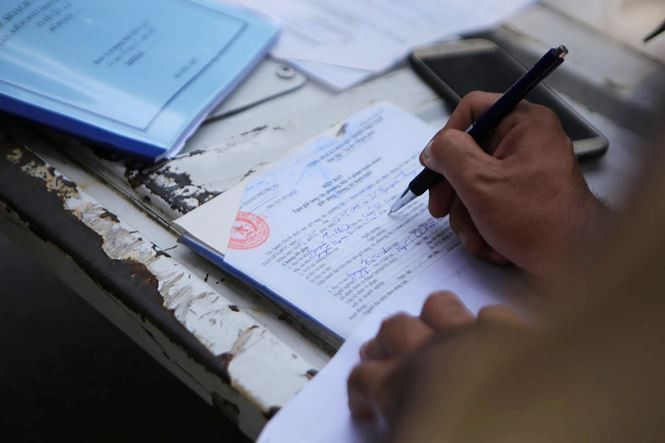 Cũng trong ngày, tổ tuần tra CSGT số 4 phát hiện hàng loạt tài xế điều khiển ô tô, xe máy khác vi phạm nồng độ cồn khi lái xe. Tổ cảnh sát đã lập biên bản, tạm giữ phương tiện, tước GPLX các tài xế vi phạm.