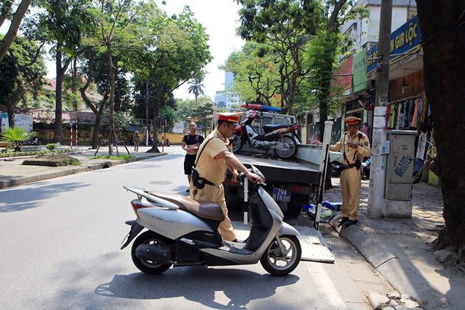 Trao đổi với Tiền Phong, Đại úy Đào Đăng Tuấn - Đội CSGT số 4 (Công an Hà Nội) cho biết, thời gian vừa qua xảy ra liên tiếp các vụ tai nạn đặc biệt nghiêm trọng mà tài xế đã sử dụng rượu bia trước khi lái xe. Do đó, Công an TP Hà Nội đã tăng cường các tổ tuần tra xử lý vi phạm, đặc biệt vi phạm nồng độ.