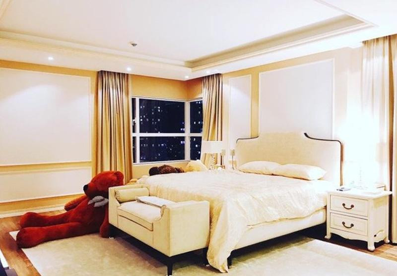 Angela Phương Trinh cũng thường xuyên khoe khoảnh khắc "nóng bỏng" của mình trong phòng ngủ.