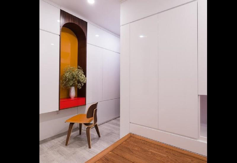 Phòng ngủ của hoa hậu Ngọc Hân được thiết kế nhẹ nhàng với tông màu trầm. Hệ thống đèn trần vàng dịu nhẹ, ấm áp. Cạnh cửa sổ là chiếc bàn dài đặt đồ trang nhỏ xinh và cũng là nơi hoa hậu có thể làm việc hoặc trang điểm.