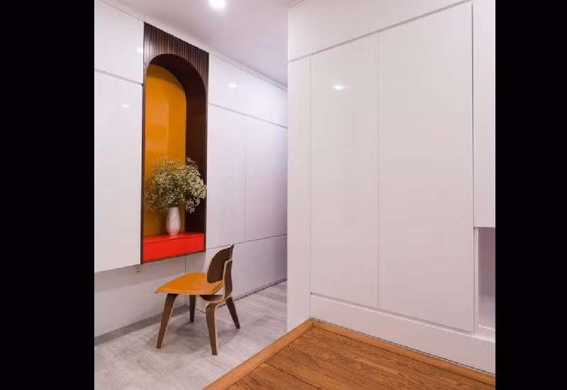 Phòng ngủ của hoa hậu Ngọc Hân được thiết kế nhẹ nhàng với tông màu trầm. Hệ thống đèn trần vàng dịu nhẹ, ấm áp. Cạnh cửa sổ là chiếc bàn dài đặt đồ trang nhỏ xinh và cũng là nơi hoa hậu có thể làm việc hoặc trang điểm.