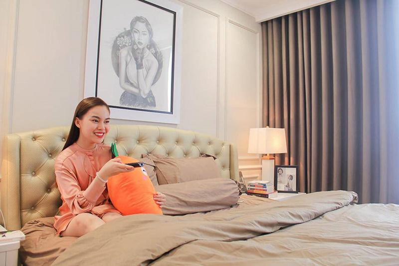 Phòng ngủ của nữ ca sĩ "giải Vàng The Remix 2015" Giang Hồng Ngọc đơn giản nhưng sang trọng với tông màu sáng. Căn hộ này mới được cô tậu vào tháng 4/2018 với giá 6 tỷ đồng.