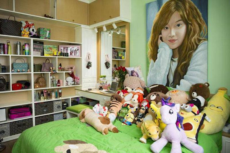 Phòng ngủ đơn giản, ngập tràn các loại thú bông do fan tặng của Hoàng Yến Chibi. Hoàng Yến mới tậu căn nhà mới thứ hai này vào năm 2017 ở vị trí trung tâm TP.HCM.