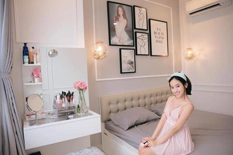 "Hotgirl Cà Mau" Thúy Vi dọn đến ở căn hộ mới do bạn trai mua tặng từ cuối năm 2017. Phòng ngủ có tông trắng - xám do cô nàng lên ý tưởng thiết kế.