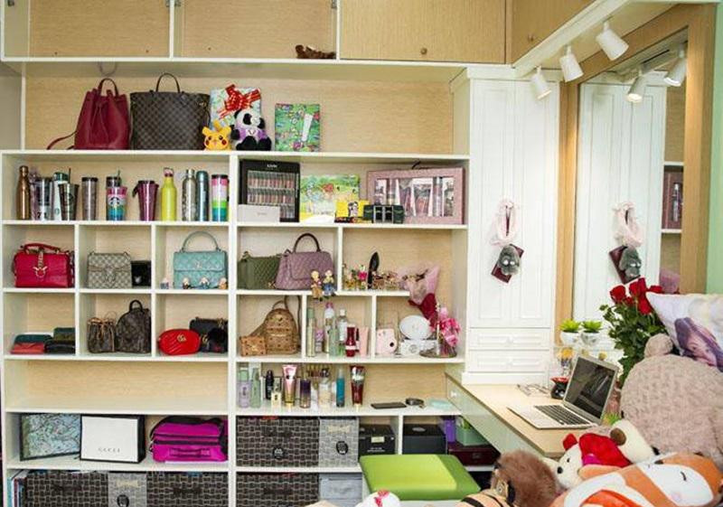 Một chiếc tủ lớn Hoàng Yến dùng để trưng bày những túi xách hàng hiệu để luân phiên thay đổi mỗi lần đi sự kiện.