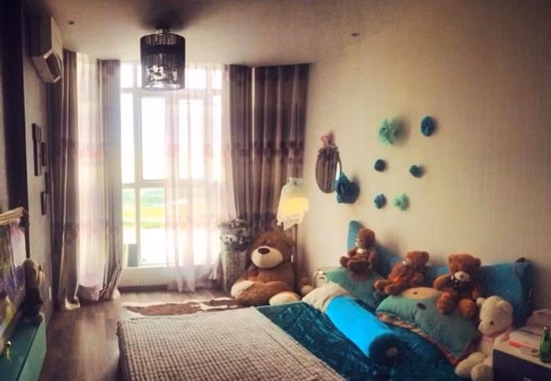 Phòng ngủ của "chân dài" được cô trưng bày rất nhiều gấu bông.