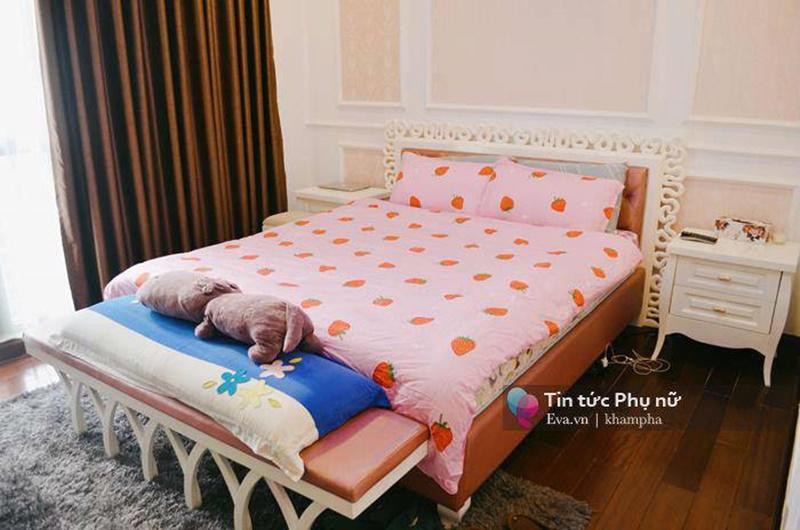 Căn phòng có tông màu sáng và có cửa kính lớn. Chiếc chăn hồng có hình những quả dâu tây khiến nhiều người lầm tưởng đây là phòng của trẻ vì rất dễ thương.