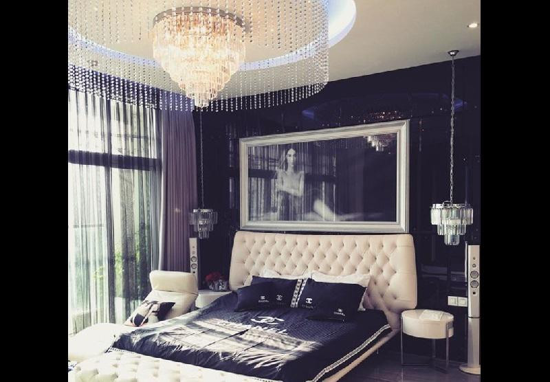 Phòng ngủ của Ngọc Trinh được trang trí bằng những nội thất cao cấp sang trọng và cả hình ảnh gợi cảm của chủ nhân.