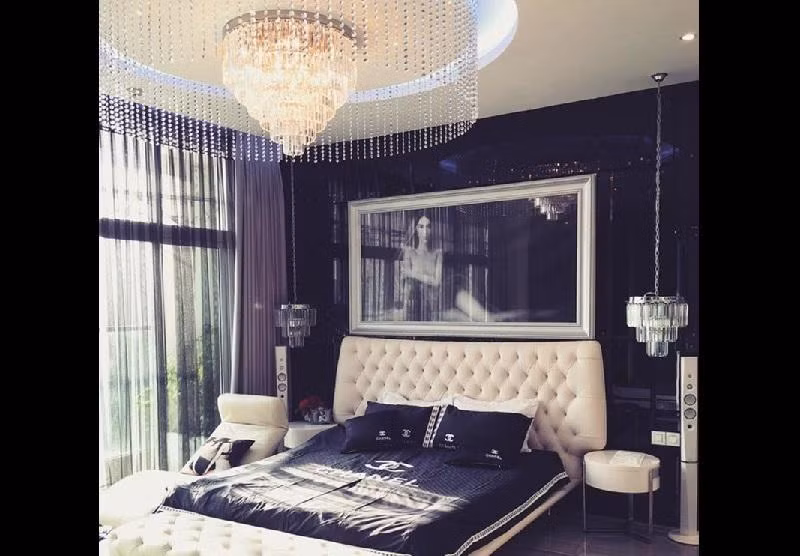 Phòng ngủ của Ngọc Trinh được trang trí bằng những nội thất cao cấp sang trọng và cả hình ảnh gợi cảm của chủ nhân.