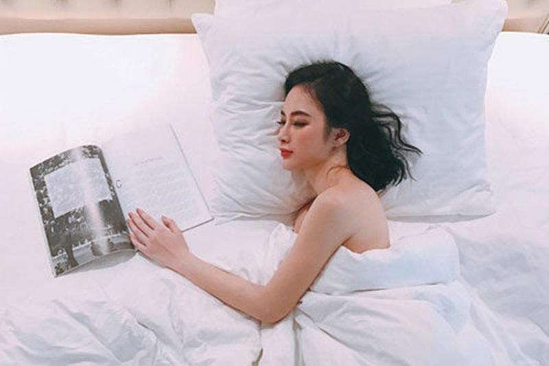 Không chứa quá nhiều đồ đạc, phòng ngủ của "bà mẹ nhí" khá thông thoáng.