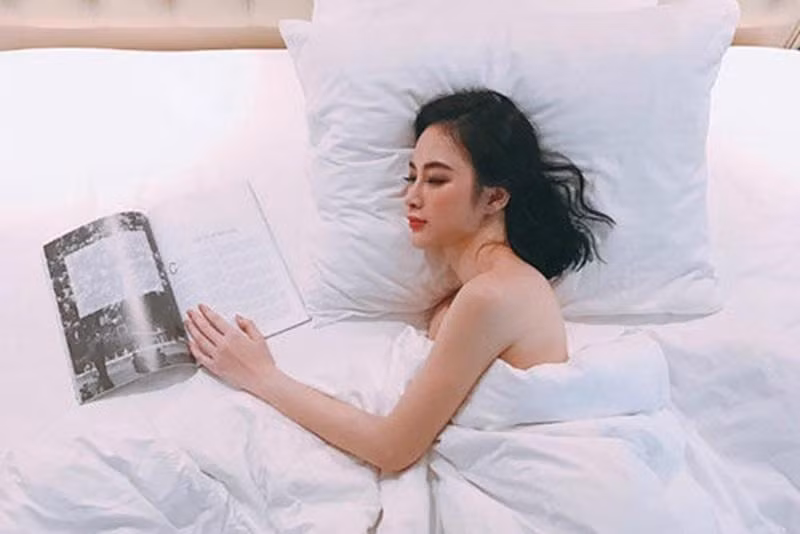 Không chứa quá nhiều đồ đạc, phòng ngủ của "bà mẹ nhí" khá thông thoáng.