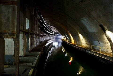 Căn cứ quân sự ngầm được xây dựng từ năm 1957-1961 nhằm phục vụ cho chiến tranh lạnh. Căn cứ quân sự GTS-825 nằm trong thị trấn Balaklava, giáp biển đen của Ukraine.