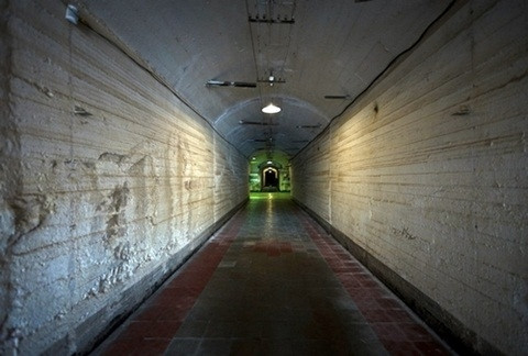 Giới chức Liên Xô cũ đã chi khá nhiều tiền vào xây dựng căn cứ quân sự ngầm này. Chỉ riêng việc xây đường hầm chính đã ngốn 70 triệu rúp. Vì được xây để chống lại các cuộc tấn công hạt nhân, nên những bức tường được xây rất kiên cố, vững chắc, dày từ 3 – 5m, nó có thể chịu được bom nguyên tử với sức công phá là 100.000 tấn.