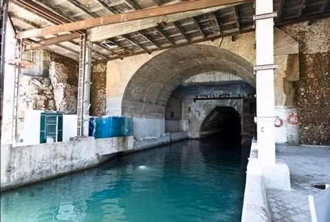 Người thường khó mà tin được trong thị trấn nhỏ bé này lại tồn tại một căn cứ quân sự ngầm lớn đến thế.