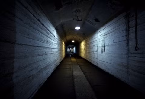 Ở đây, có đầy đủ tiện nghi như các phòng ngủ, phòng làm bánh, phòng bếp, bệnh viện, nhà vệ sinh, phòng tắm, phòng giải trí.